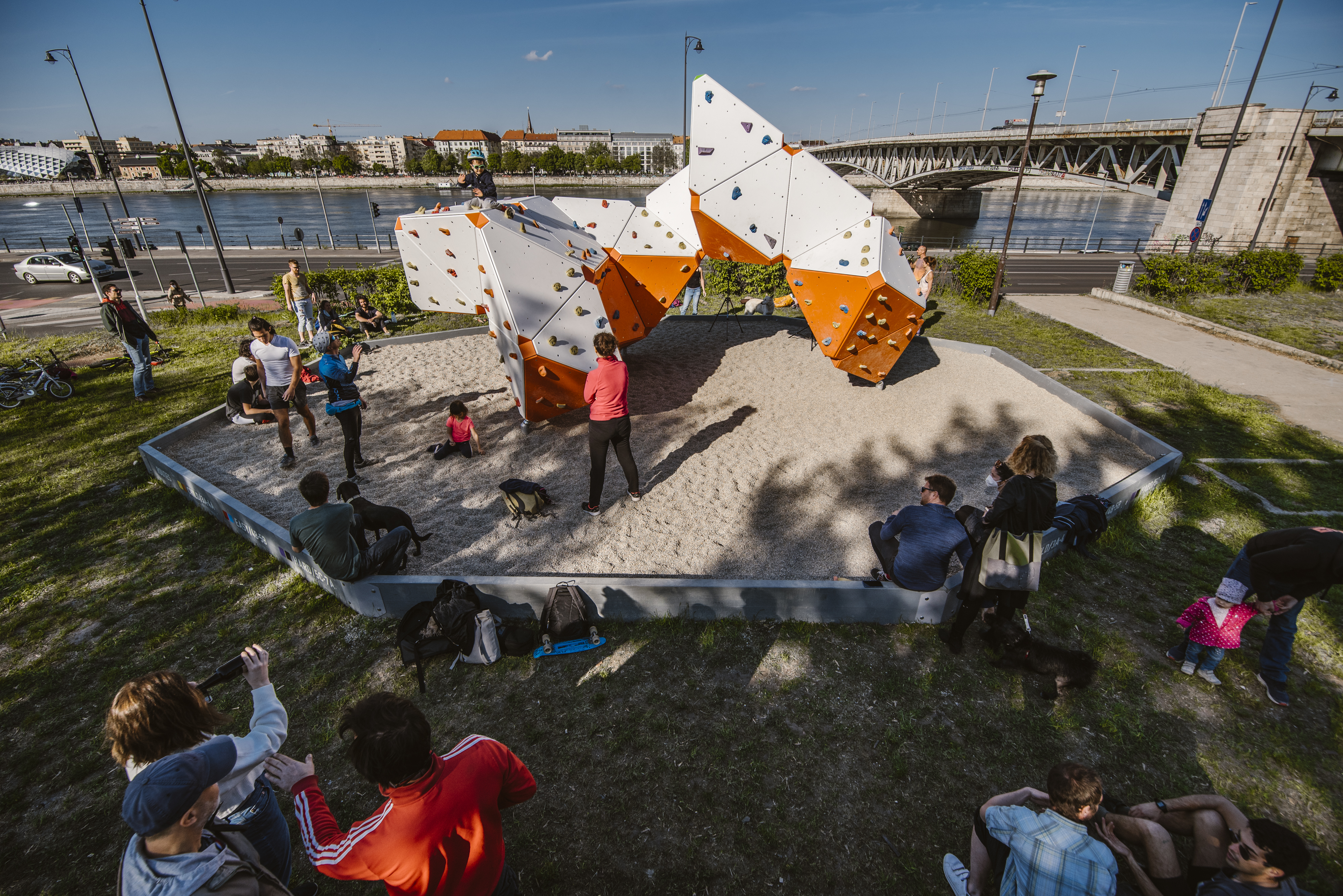 HBH-ZigZag Bouldering-Anlage-Outdoor-Sport-Park in Budapest Goldman Square-advances-Hungary